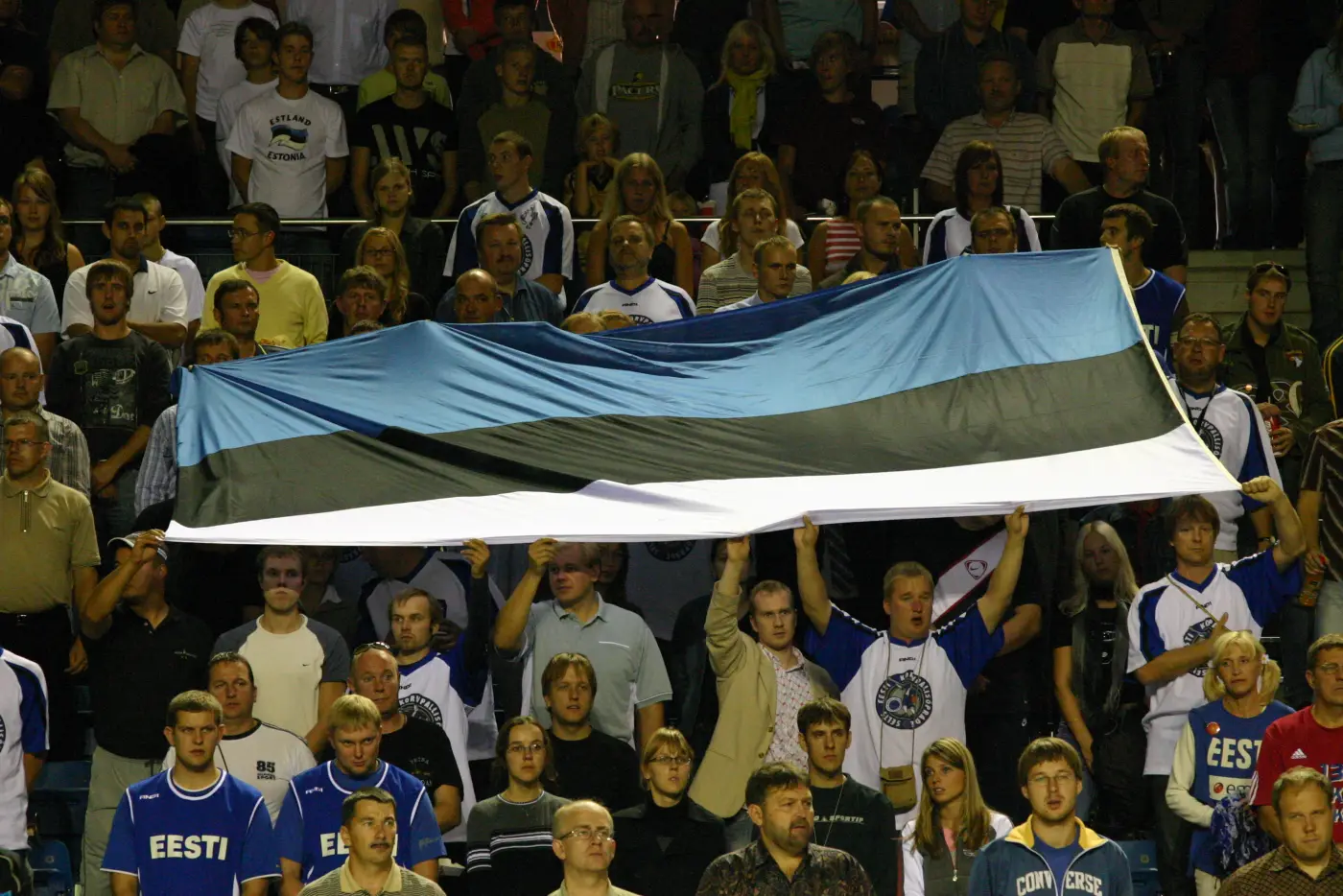 Eesti korvpallifännid tribüünil sinimustvalgete lippudega