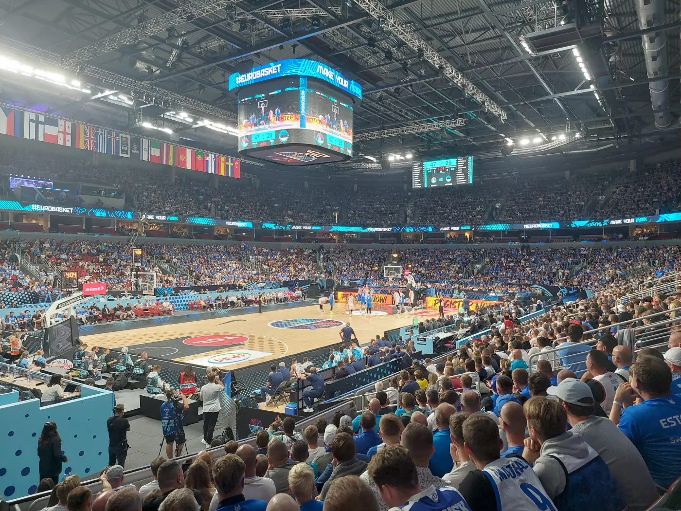 Täis Riia areen EM-i mängul Eesti ja Serbia vahel, tribüünidel sinised särgid
